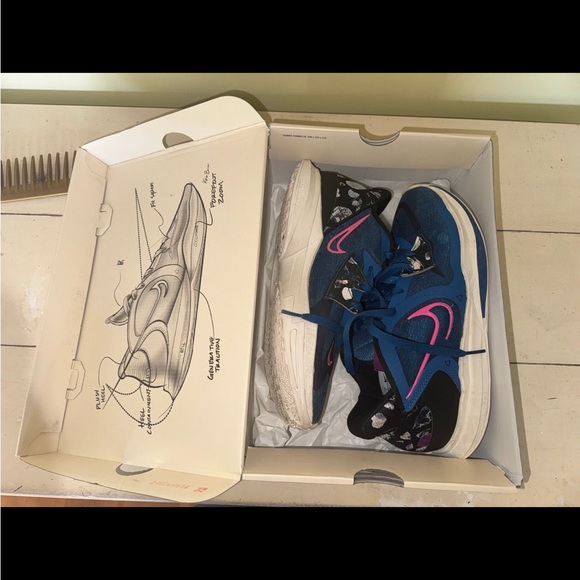 Nike Kyrie Low Size 9 - Picture 2 of 5